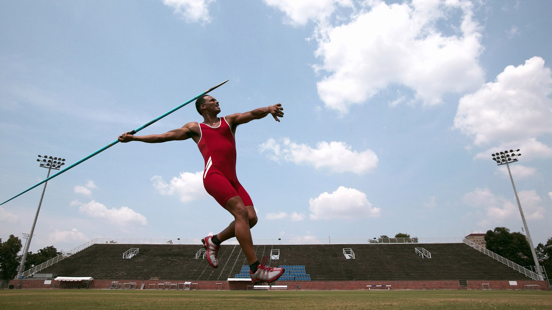 F1街道赛之夜，当塔图姆扛起全队，引擎轰鸣中听见篮球的心跳