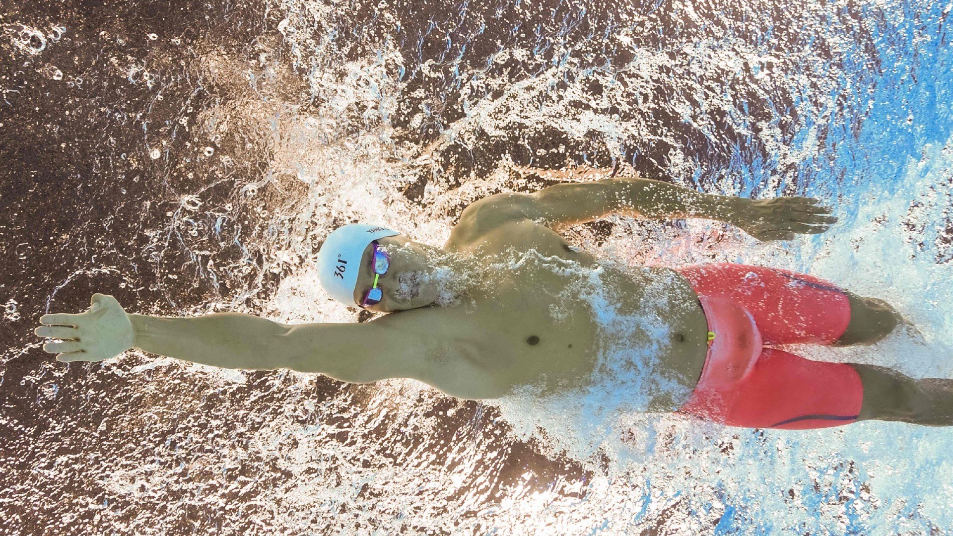 赛道与球场，当F1年度争冠焦点战遇上森林狼强压吉林队